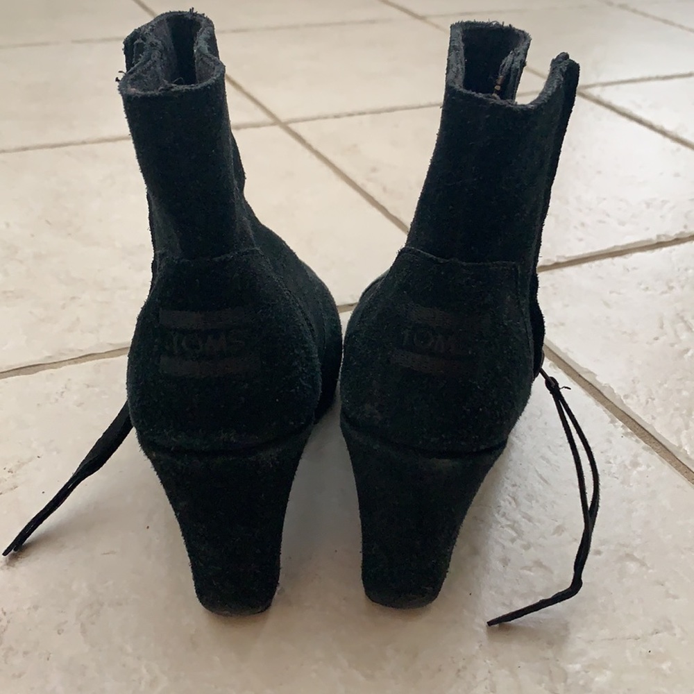 𝙑𝙂𝙐𝘾 𝙏𝙊𝙈𝙎 𝖲𝗎𝖾𝖽𝖾 booties - 𝙎𝙄𝙕𝙀 6 - Picture 3 of 5